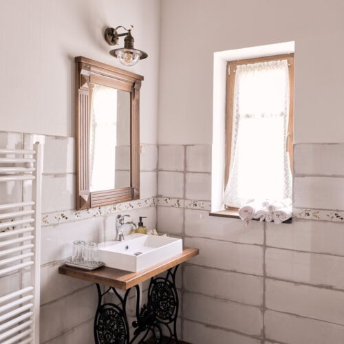 Yard View Twin Room ensuite (extra bed available)