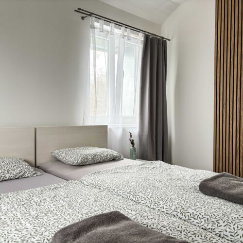 Apartman se sprchou s privátní koupelnou mimo apartmán pro 2 os.