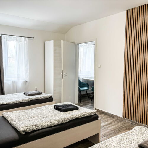 Apartman se sprchou s privátní koupelnou mimo apartmán pro 3 os.