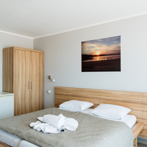 Pokój 2-osobowy na piętrze z widokiem na jezioro (możliwa dostawka)