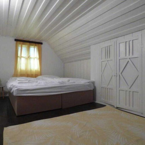 Chalupa (jako celek) se sprchou s privátní koupelnou mimo apartmán pro 8 os.