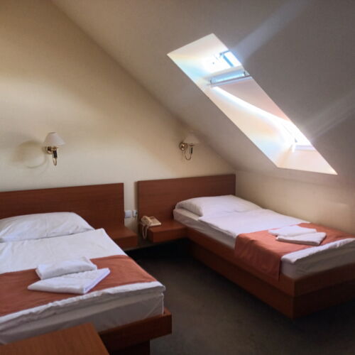 Camera twin la mansardă