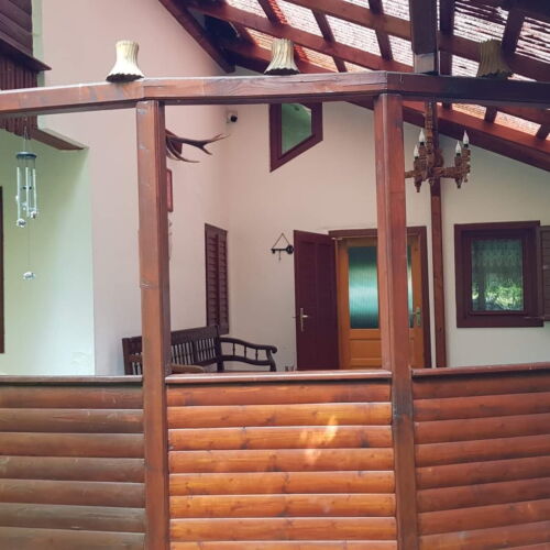 Casă de weekend cu terasă pentru 12 pers. (se inchirieaza doar integral)