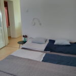 Upstairs 3-Room Apartment for 6 Persons with Garden