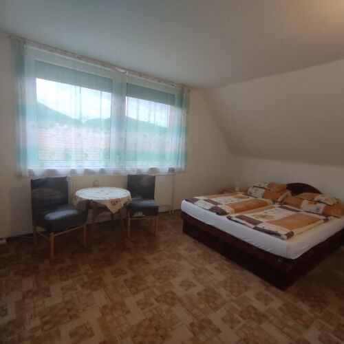 Mountain View Upstairs 2-Room Apartment for 4 Persons (extra beds available)