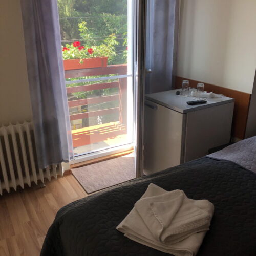 Upstairs 2-Room Balcony Apartment for 4 Persons