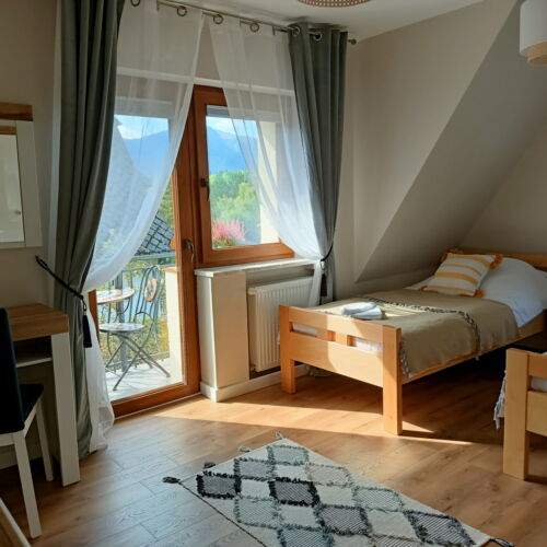 Mountain View Upstairs 3-Room Apartment for 6 Persons