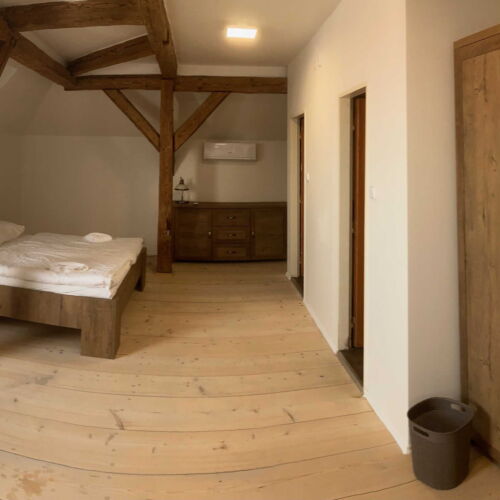 Pokój 5-osobowy z klimatyzacją z prysznicem (możliwa dostawka)