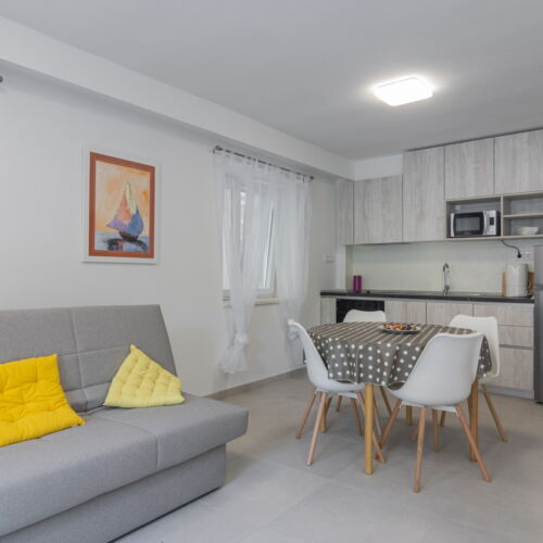 Yard View 1-Room Apartment for 2 Persons with Terrace