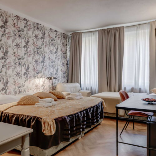 Camera tripla deluxe cu duș