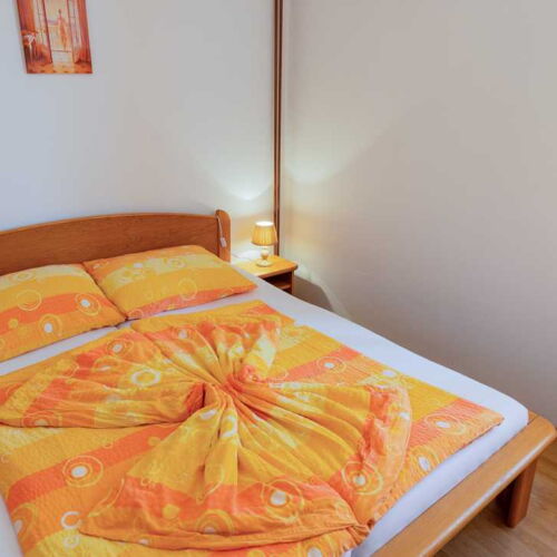 Apartman se sprchou s vlastní kuchyňkou s manželskou postelí s 1 ložnicí (s možností přistýlky)