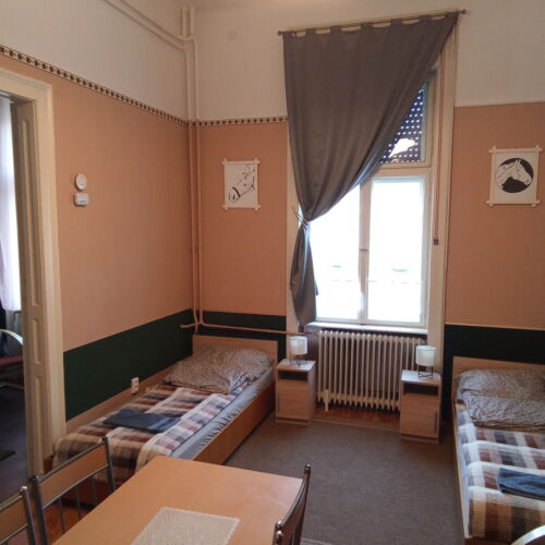 Camera cvadrupla standard la parter