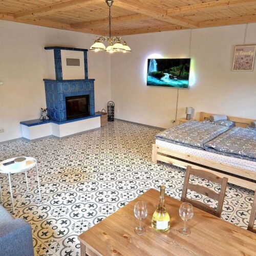 Apartman se sprchou s privátní koupelnou mimo apartmán pro 2 os. (s možností přistýlky)