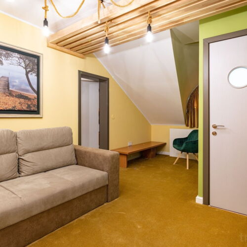 Apartament 2-osobowy na poddaszu Junior z 1 pomieszczeniem sypialnianym (możliwa dostawka)