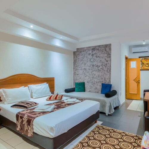 Camera tripla la etaj cu baie