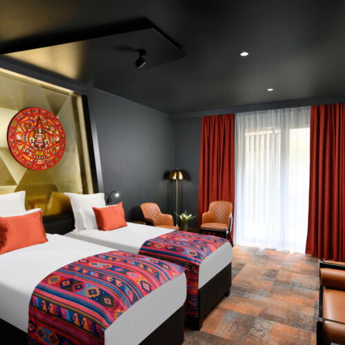 Camera twin superior la etaj