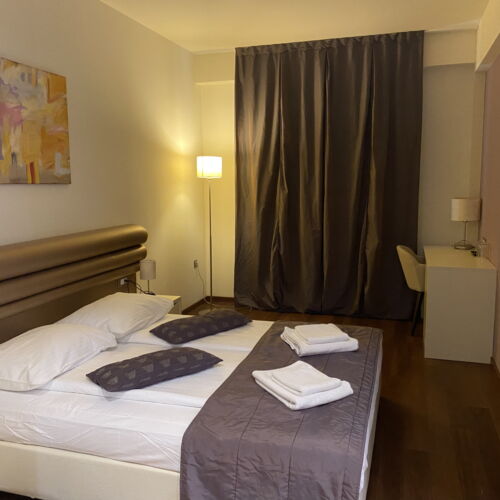 Camera dubla la etaj accesibil(a) persoanelor cu dizabilitati