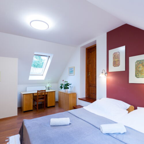 Apartament la mansardă cu vedere spre pădure cu 3 camere pentru 8 pers.