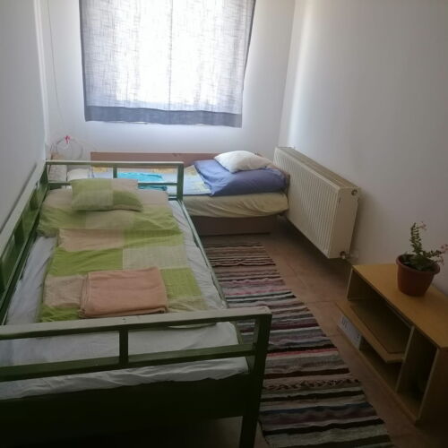 Camera twin cu baie comună