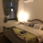 Romantik Apartman (jako celek) s manželskou postelí s výhledem do zahrady