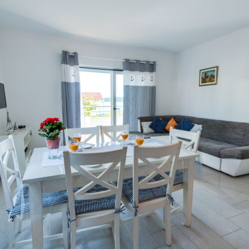 Apartament cu vedere spre mare c cu 2 camere pentru 4 pers.