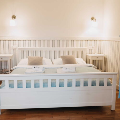 Pokoj se sprchou s manželskou postelí v podkroví