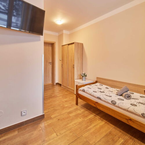 Camera twin cu duș cu chicinetă comună