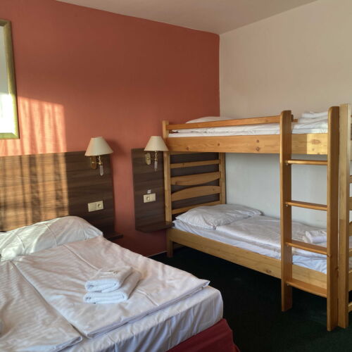 Pětilůžkový pokoj Standard manželská postel, možnost oddělených postelí.