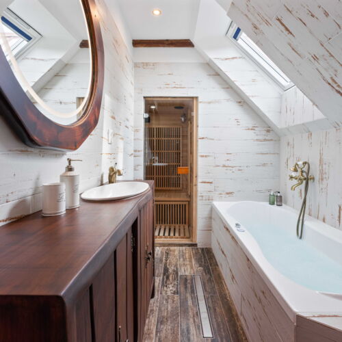 Apartament 4-osobowy na poddaszu z wanną z 2 pomieszczeniami sypialnianymi (możliwa dostawka)