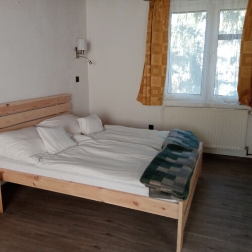 Camera tripla familial(a) la etaj