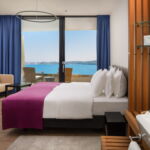 Zweibettzimmer mit Balkon und Aussicht auf das Meer