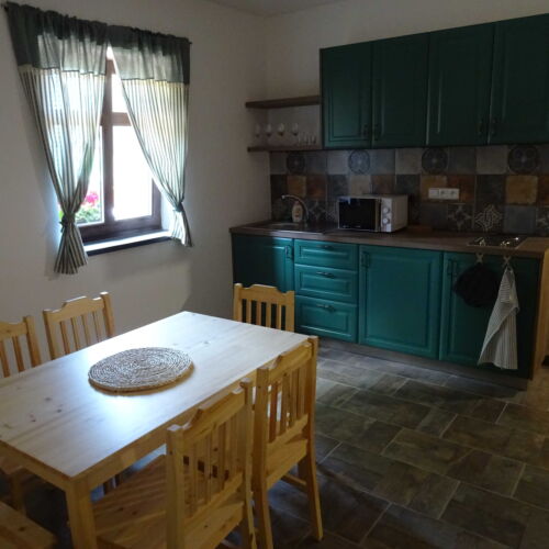 Pokój 6-osobowy z prysznicem z aneksem kuchennym (możliwa dostawka)