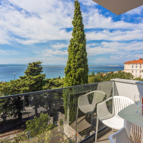 Apartament cu vedere spre mare c cu 2 camere pentru 4 pers.