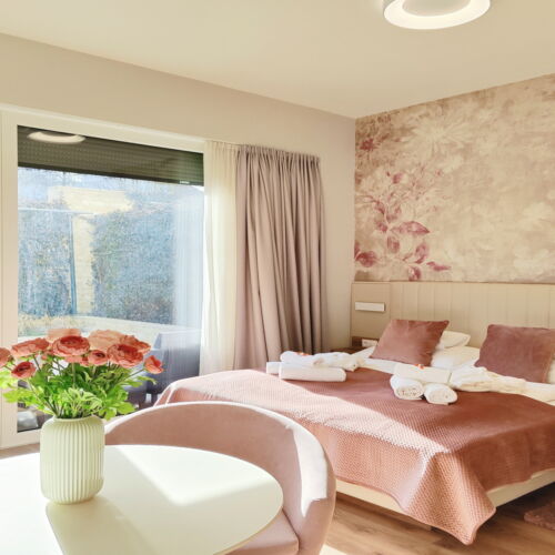 Apartament premier cu terasă pentru 2 pers. (se inchirieaza doar integral)