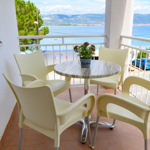 Apartman s balkónem pro 6 os. se 3 ložnicemi s výhledem na moře