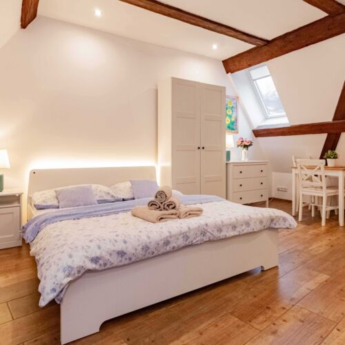 Pokoj s vlastní kuchyňkou s privátní koupelnou mimo apartmán pro 2 os.