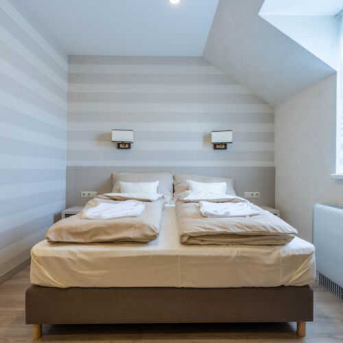 Classic Pokoj s manželskou postelí na poschodí