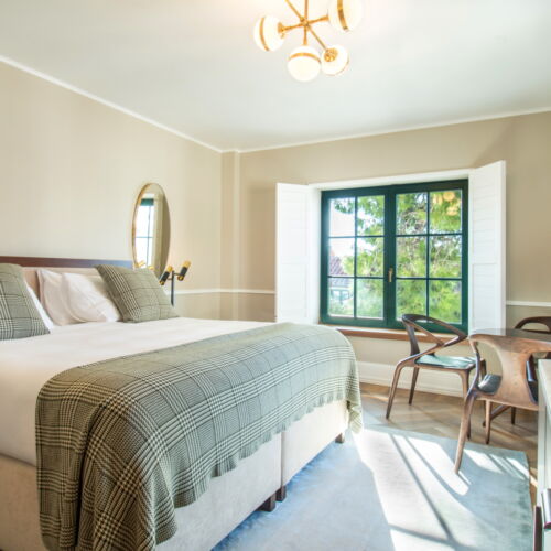 Camera dubla superior cu vedere parțială spre mare