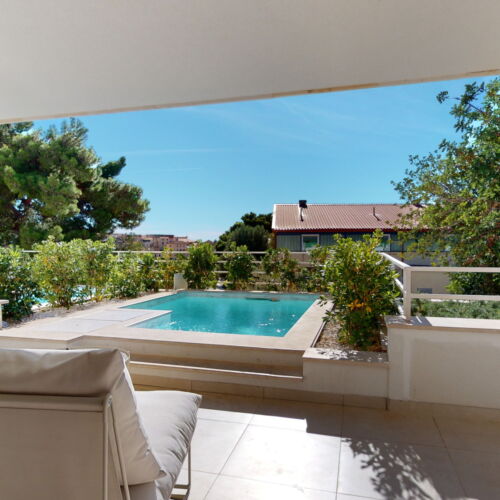 Apartament 2-osobowy z tarasem pokój od strony basenu z 1 pomieszczeniem sypialnianym