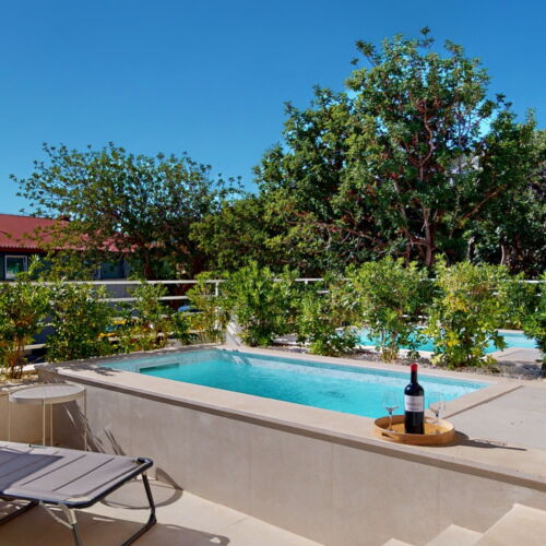 Apartament 4-osobowy z tarasem pokój od strony basenu z 2 pomieszczeniami sypialnianymi