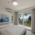 Pokoj s balkónem s manželskou postelí s výhledem částečně na moře