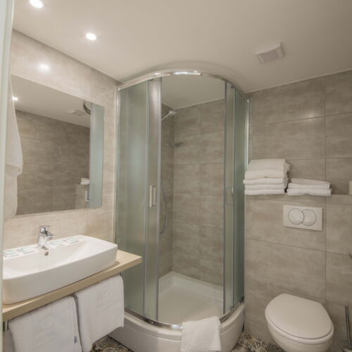 Camera tripla superior cu balcon