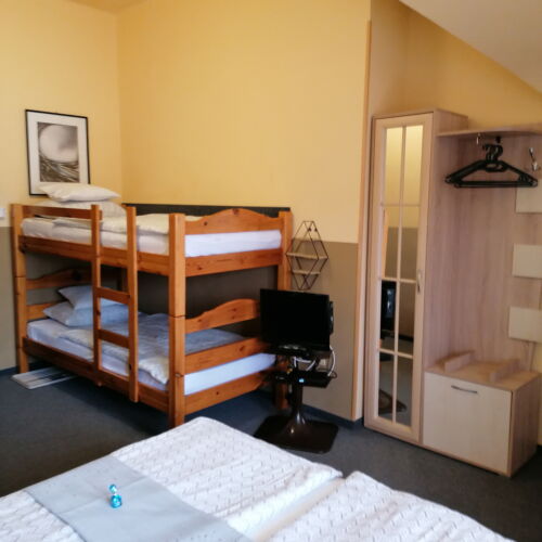 Camera tripla familial(ă) la etaj