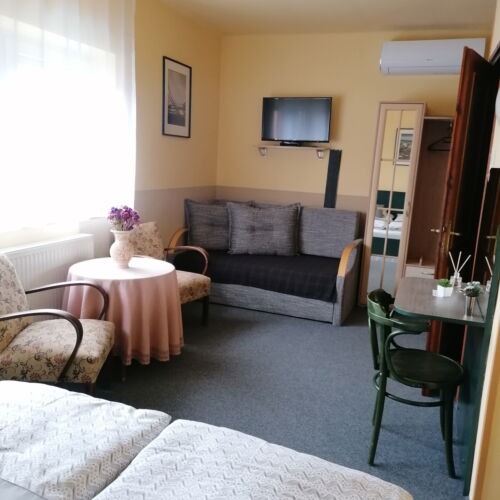 Camera tripla standard la etaj