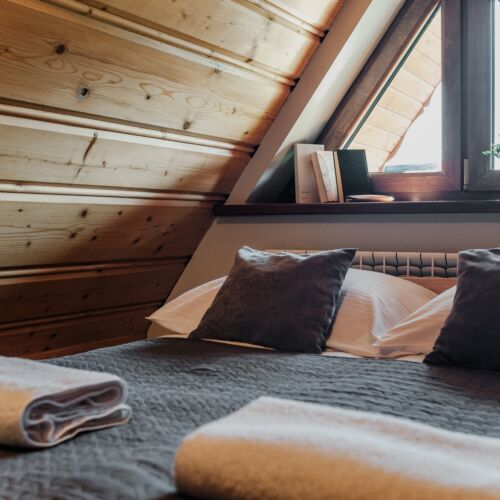 Pokój 5-osobowy na poddaszu z widokiem na ogród (możliwa dostawka)