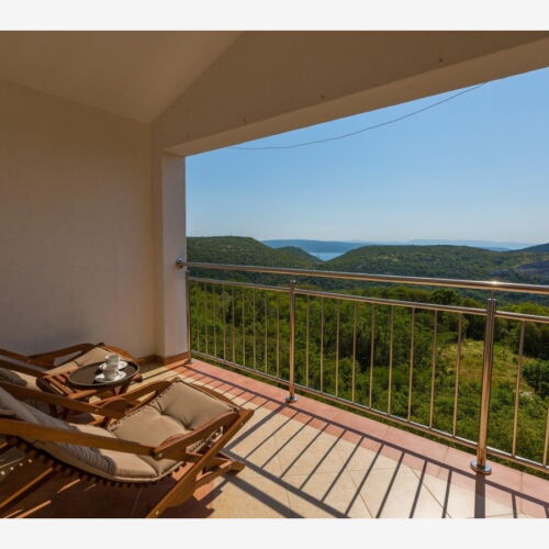 Upstairs 3-Room Apartment for 6 Persons