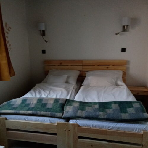 Camera twin classic la etaj