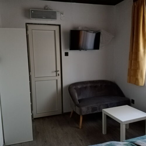 Camera twin classic la etaj