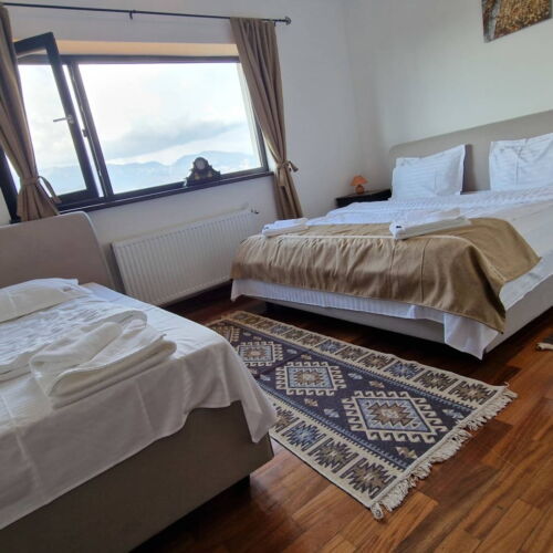 Camera tripla family la etaj