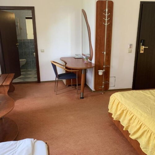 Camera tripla la parter